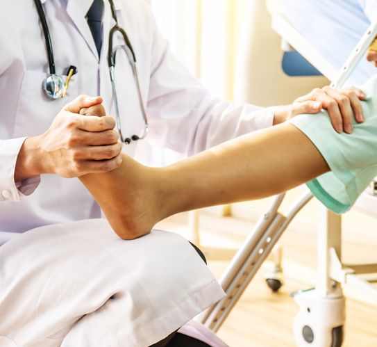 Doctor-examining-of-the-leg-from-the-knee-and-ankle