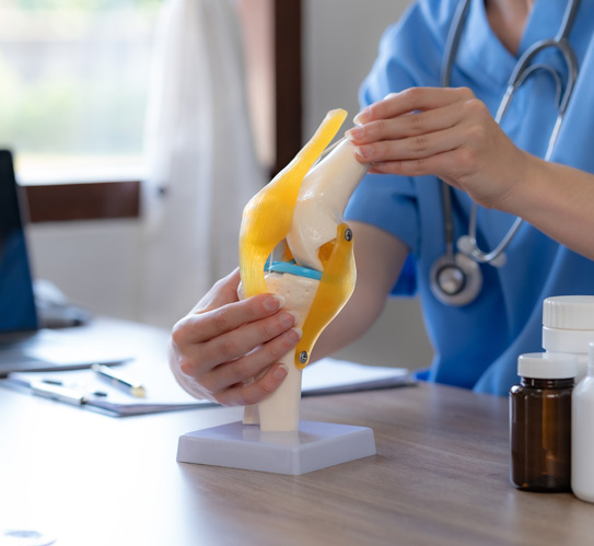 Female-doctor-explaining-the-treatment-method-of-the-knee-joint