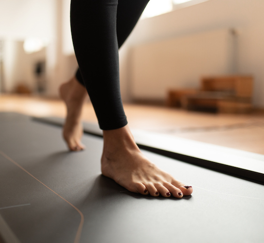 woman with flat feet on walking mat