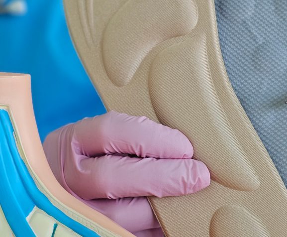 Medical-professional-demonstrating-foot-anatomy-mode