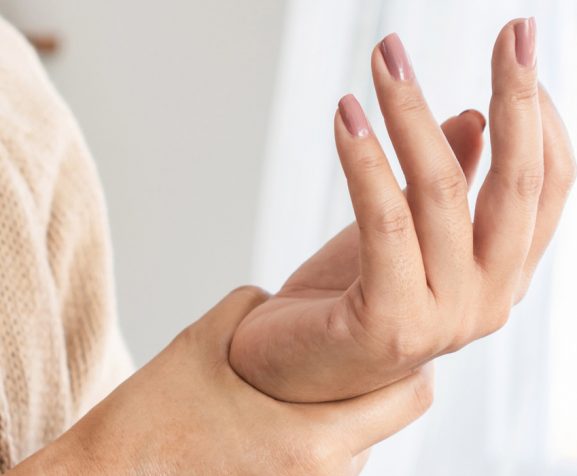 Woman-suffering-from-wrist-pain